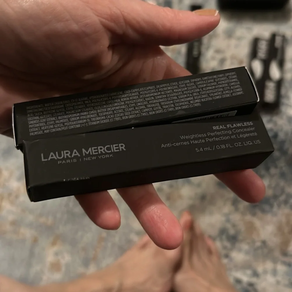 Real Flawless Weightless Perfecting Serum Concealer Buildable coverage